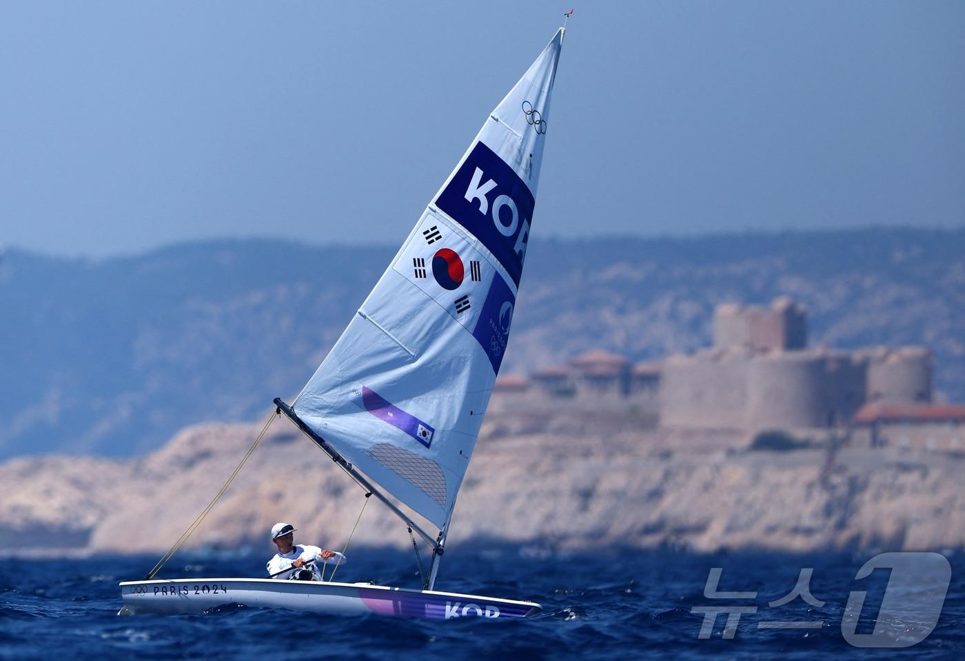 본문 이미지 - 하지민이 요트 딩기 레이스 2일 차를 32위로 마무리했다.ⓒ 로이터=뉴스1
