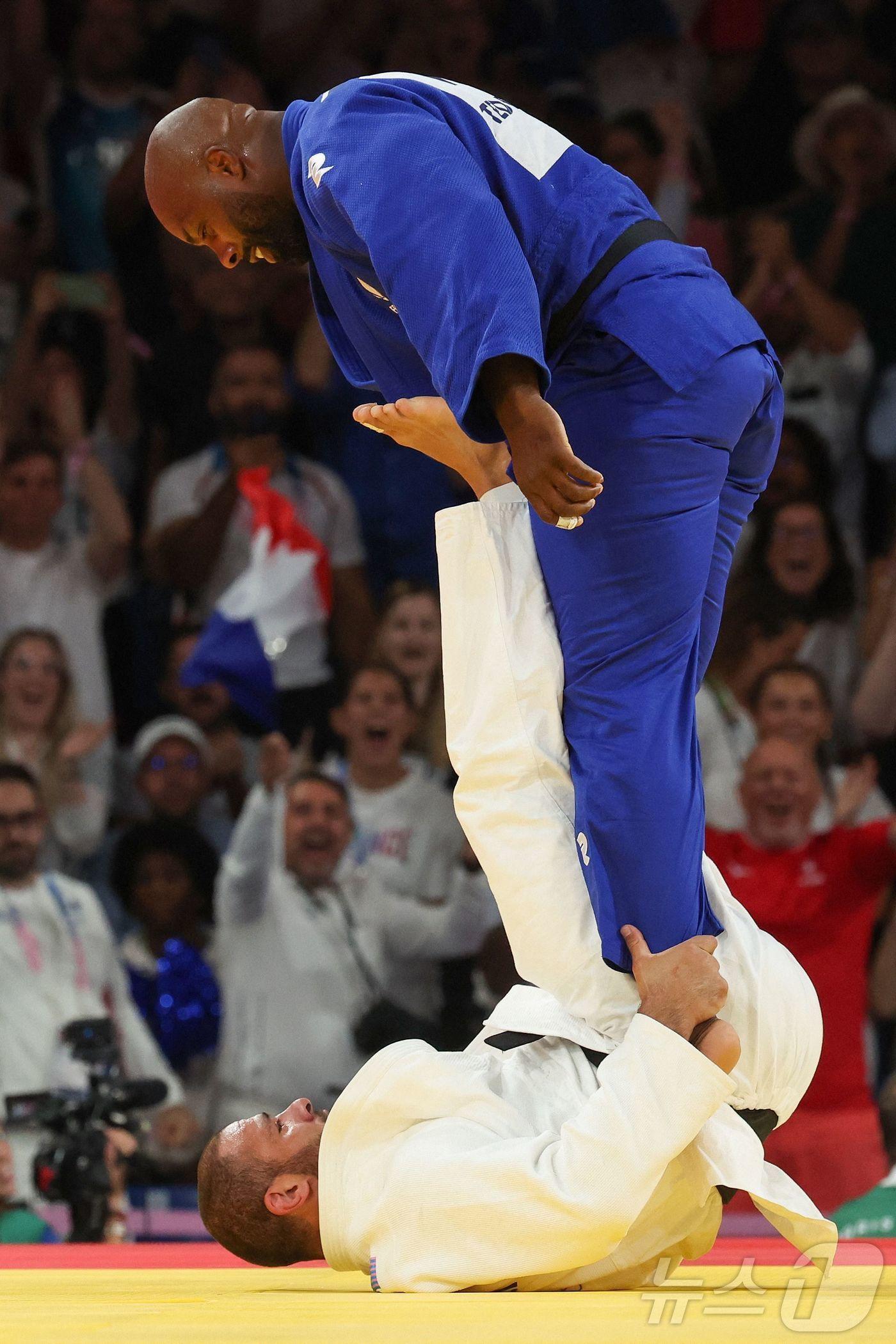본문 이미지 - 리네르를 향해 비신사적인 행위를 한 투시슈빌리. ⓒ AFP=뉴스1