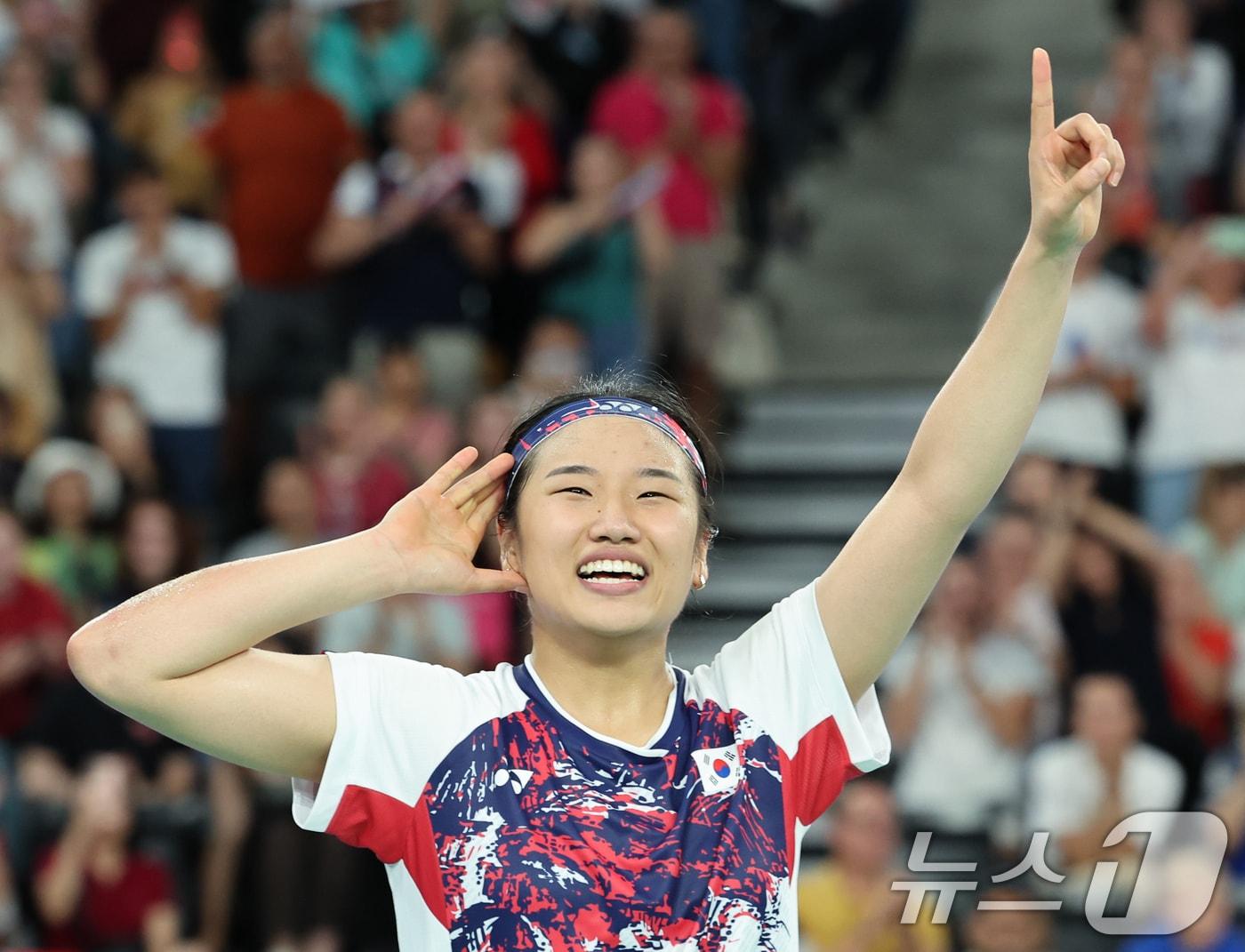 본문 이미지 - 대한민국 배드민턴 대표팀 안세영 선수가 3일(한국시간) 프랑스 파리 라 샤펠 아레나에서 열린 2024 파리올림픽 배드민턴 여자 단식 준준결승 일본 아카네 야마구치 선수와의 경기를 승리한 후 기뻐하고 있다. 2024.8.3/뉴스1 ⓒ News1 이동해 기자