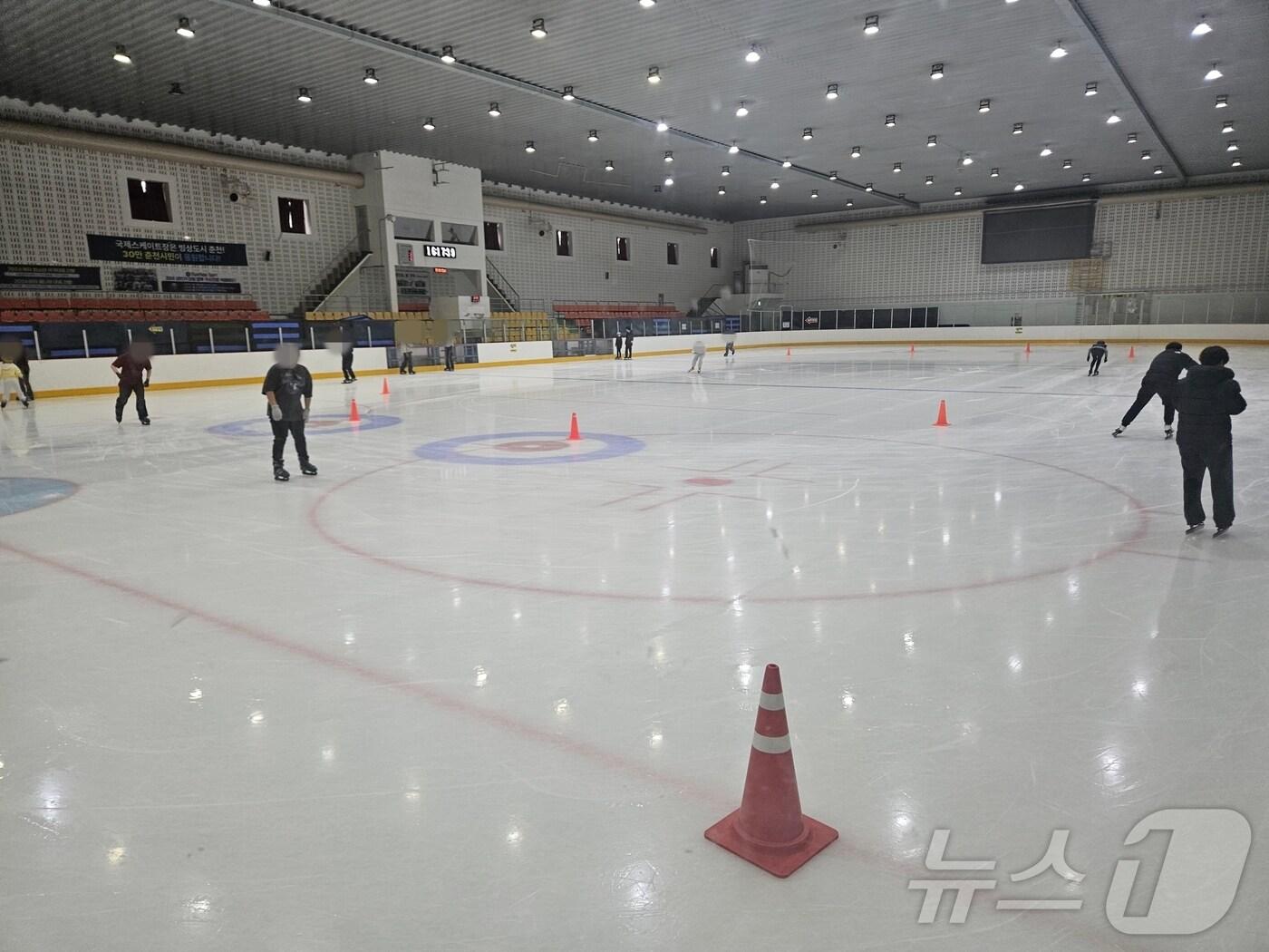 본문 이미지 - 강원 춘천 송암동 의암빙상장./ 한귀섭 기자