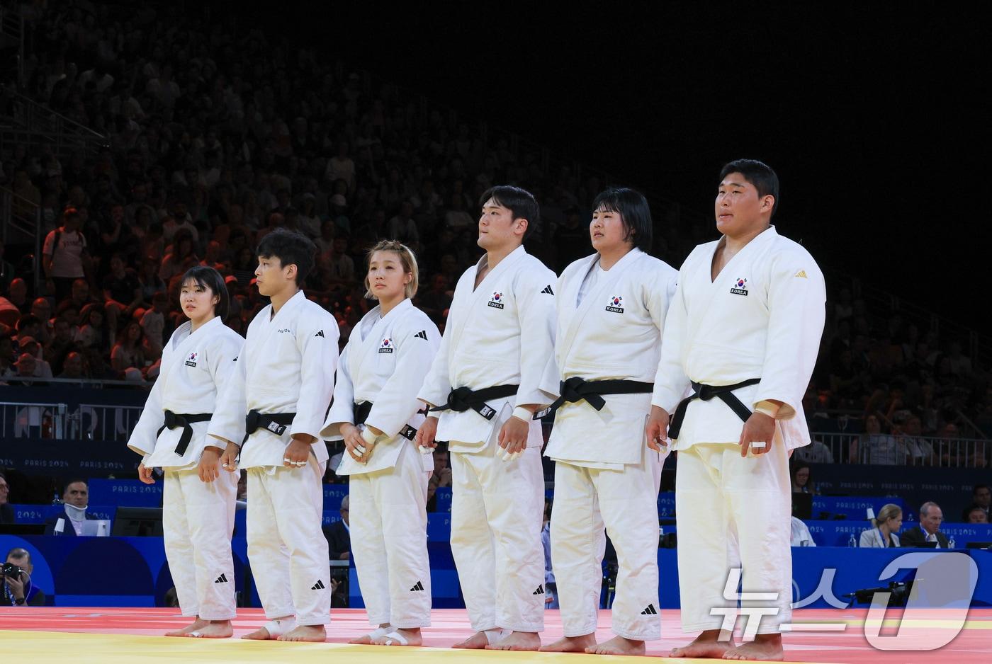 본문 이미지 - 대한민국 유도대표팀 허미미, 안바울, 김지수, 한주엽, 김하윤, 김민종 선수가 3일 오후(한국시간) 프랑스 파리 샹 드 마르스 아레나에서 진행된 파리올림픽 유도 혼성 단체 토너먼트 16강 튀르키예 선수들과의 경기에 입장해 있다. 2024.8.3/뉴스1 ⓒ News1 박정호 기자