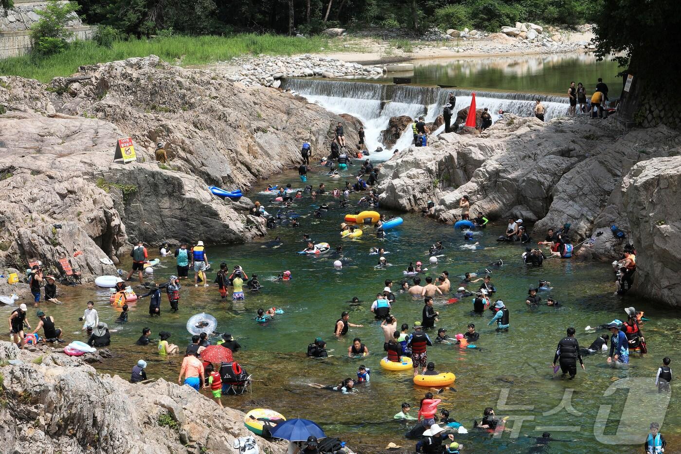 여름 휴가철을 맞은 3일 강원 인제 북면 용대리 백담계곡에 피서객들이 물놀이를 하며 즐거운 시간을 보내고 있다. (인제군 제공) 2024.8.3/뉴스1 ⓒ News1 한귀섭 기자