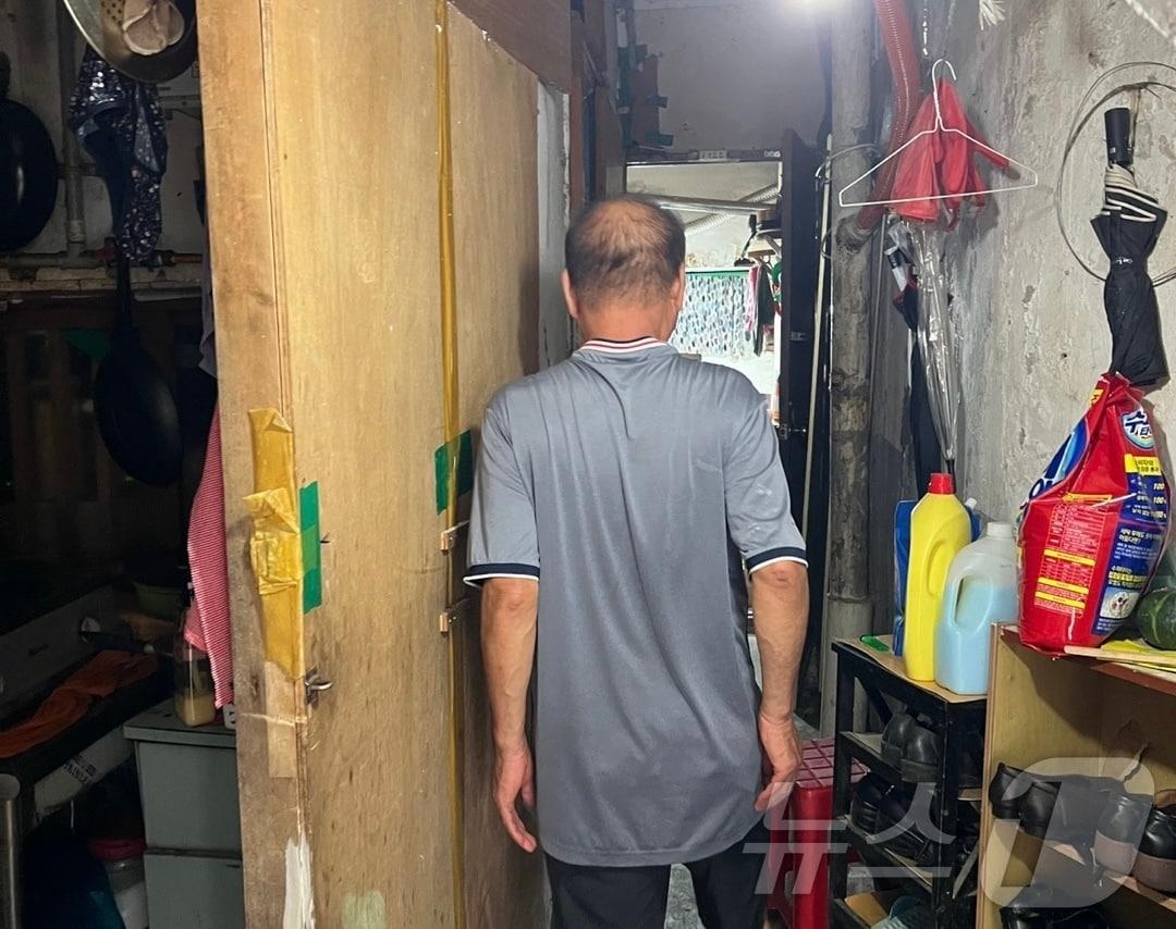 본문 이미지 - 동자동 쪽방촌 주민 김 모 씨가 자신의 방으로 향하고 있다. 2024.08.03/뉴스1 ⓒ 뉴스1 김민재 기자