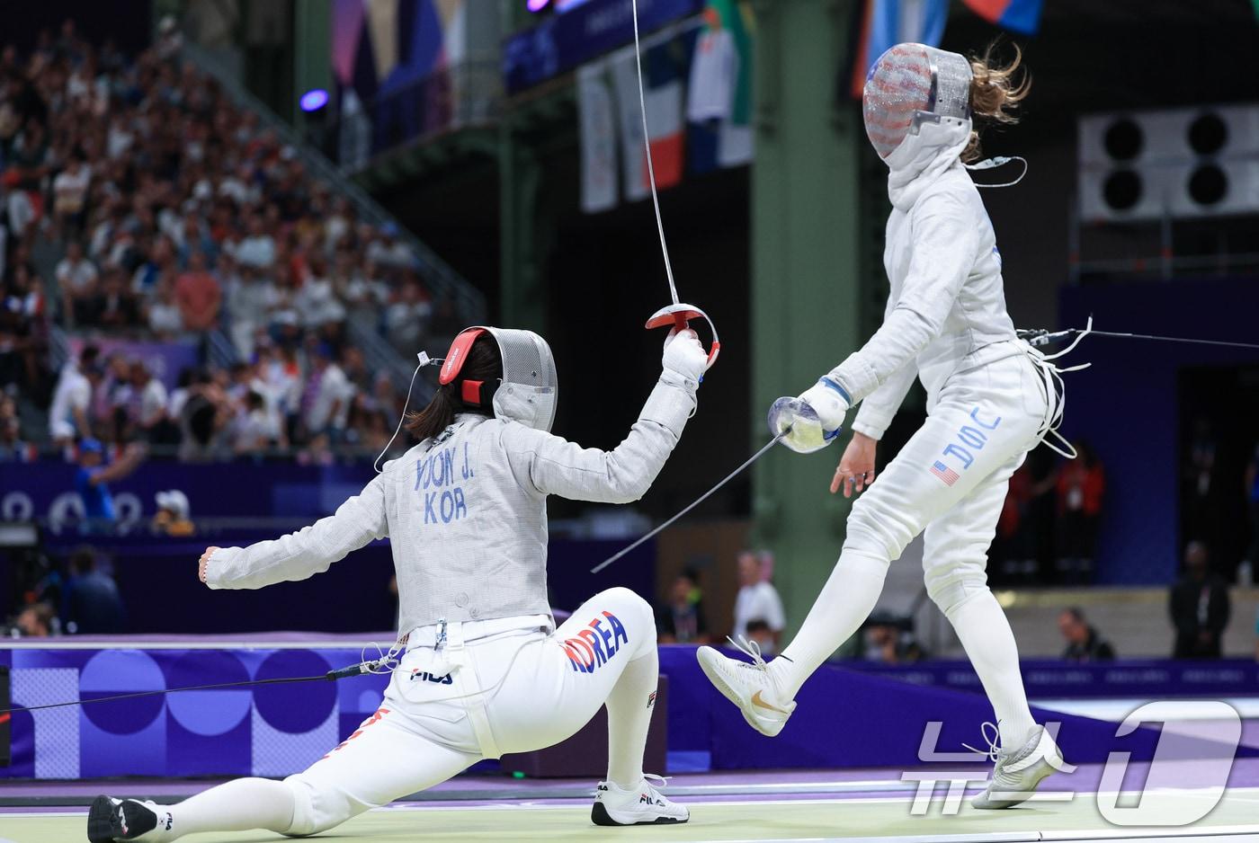 본문 이미지 - 대한민국 펜싱 대표팀 윤지수 선수가 3일 오후(한국시간) 프랑스 파리 그랑 팔레에서 열린 2024 파리올림픽 여자 사브르 단체 8강 경기에서 미국 마그다 스카르본케비치 선수와 맞대결을 펼치고 있다. 2024.8.3/뉴스1 ⓒ News1 박정호 기자