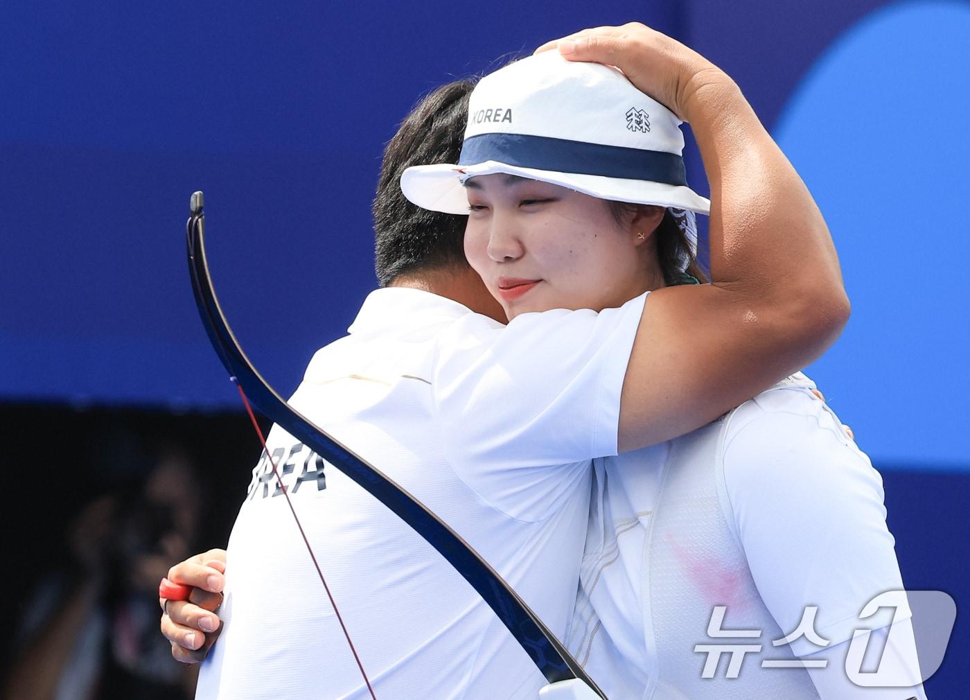 본문 이미지 - 대한민국 양궁 대표팀 남수현 선수가 3일 오후(한국시간) 프랑스 파리 앵발리드에서 진행된 양궁 여자 개인 4강 프랑스 리사 바르블랭과의 경기에서 승리한 후 양창훈 감독의 축하를 받고 있다. 2024.8.3/뉴스1 ⓒ News1 박정호 기자