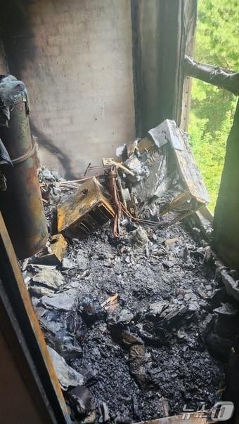 본문 이미지 - 3일 오전 8시16분 부산 수영구 민락동 아파트 화재 현장(부산소방재난본부 제공)