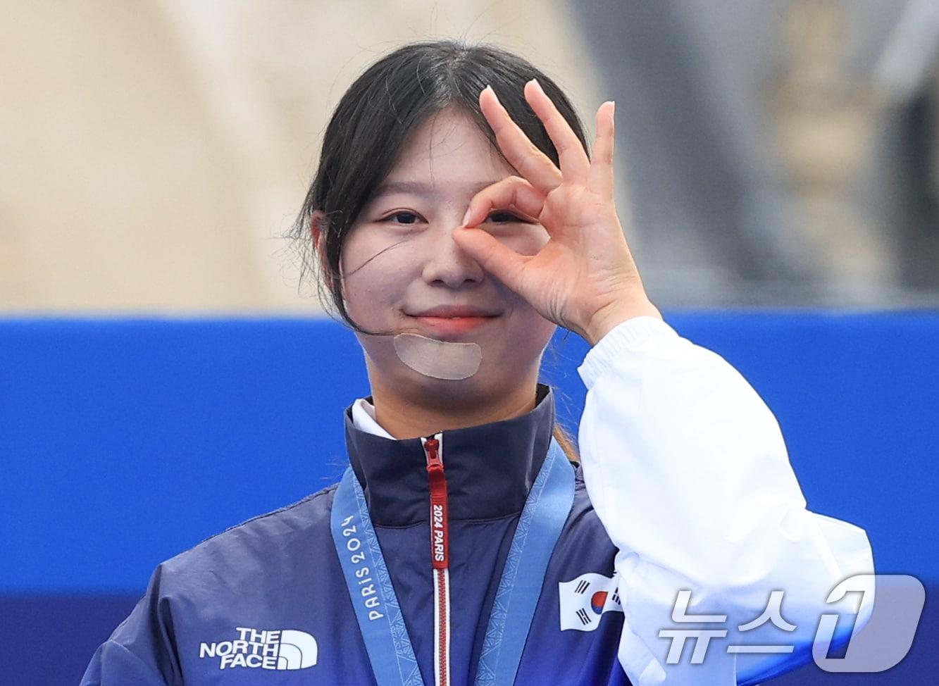 본문 이미지 - 대한민국 양궁 대표팀 임시현 선수가 3일 오후(한국시간) 프랑스 파리 앵발리드에서 진행된 양궁 여자 개인 시상식에서 금메달을 수여 받은 후 '3관왕' 세리머니를 하고 있다. 2024.8.3/뉴스1 ⓒ News1 박정호 기자