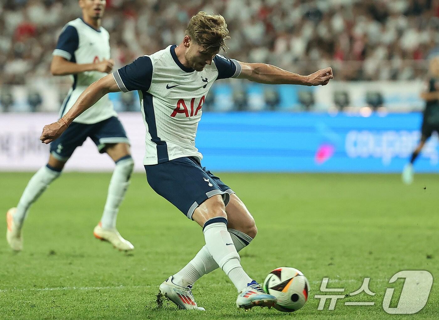 본문 이미지 - 8월 서울 마포구 상암동 서울월드컵경기장에서 열린 쿠팡플레이 시리즈 잉글랜드 프리미어리그 토트넘 홋스퍼와 독일 분데스리가 바이에른 뮌헨의 경기, 후반 토트넘 티모 베르너가 슈팅을 때리는 모습. ⓒ News1 김진환 기자
