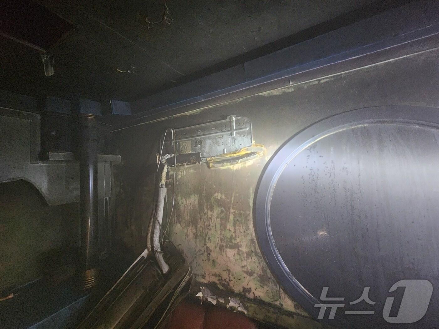 본문 이미지 - 29일 부산 북구 지하 1층 노래연습장 화재 현장.(부산소방재난본부 제공)