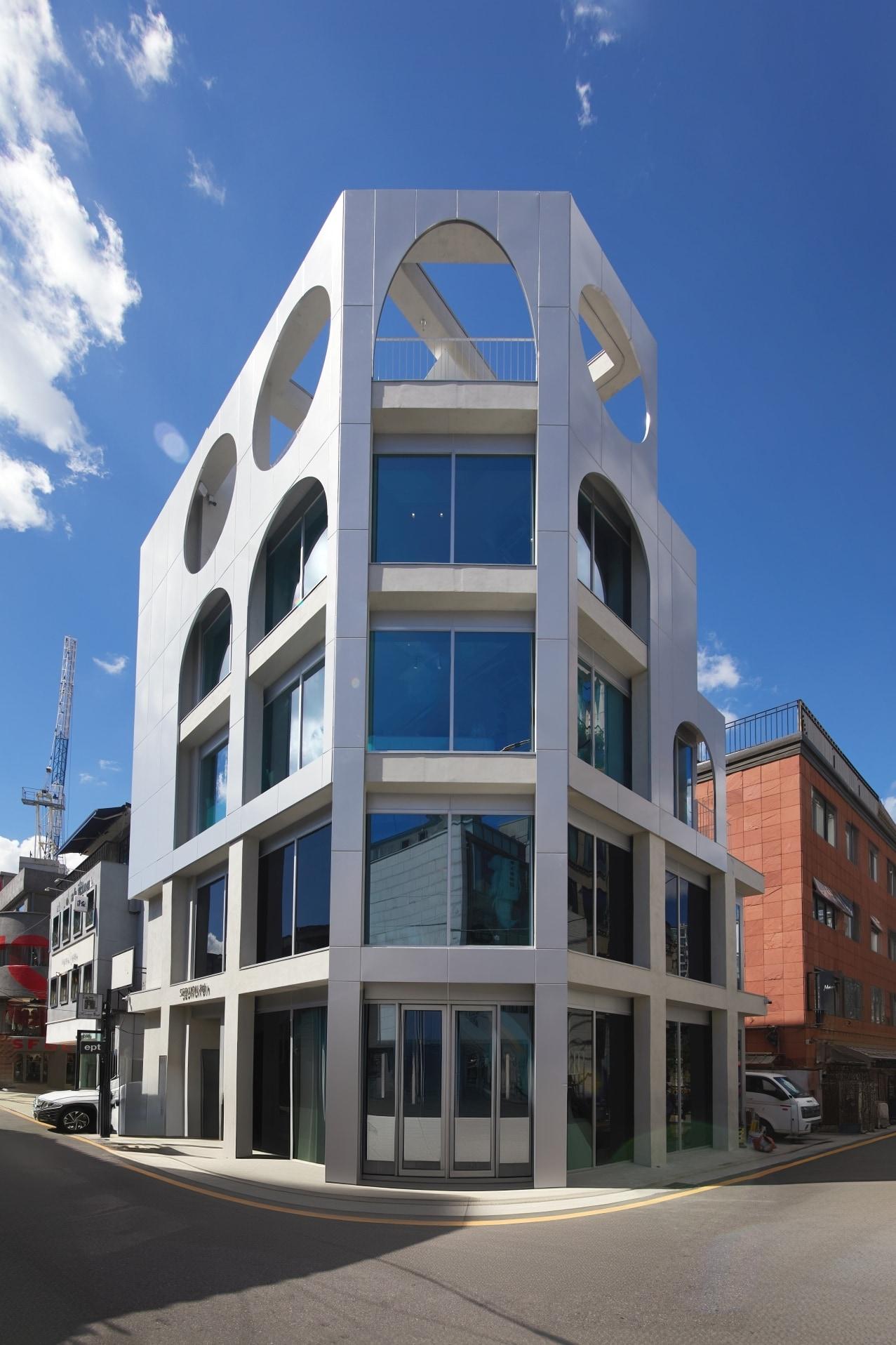 본문 이미지 - 스페이스 도산 외관.(에이피알제공)