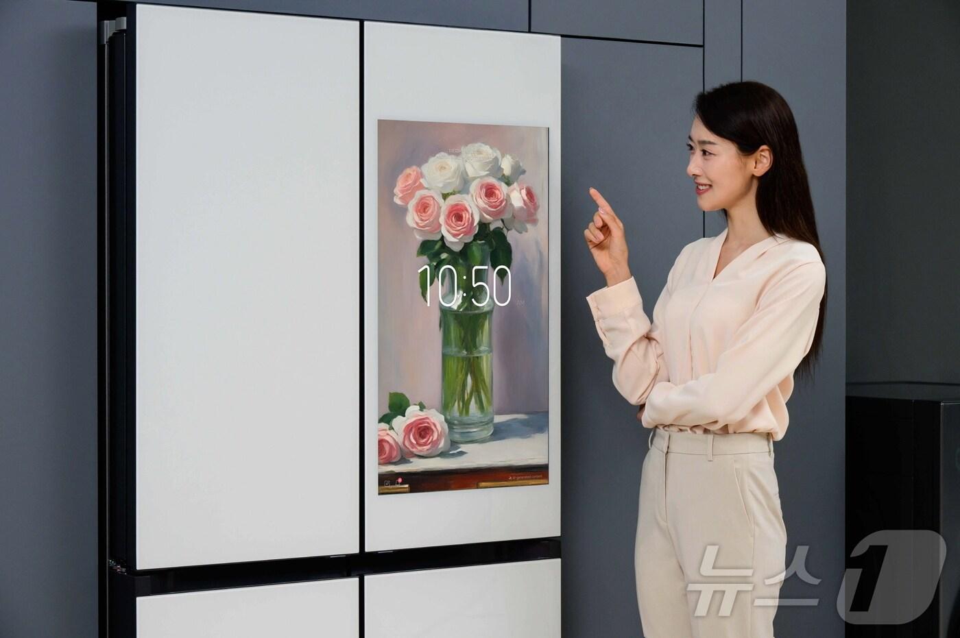 본문 이미지 - 삼성전자 모델이 '비스포크 AI 패밀리허브' 냉장고의 '생성형 배경 화면'을 소개하고 있다.(삼성전자 제공) ⓒ News1 한재준 기자