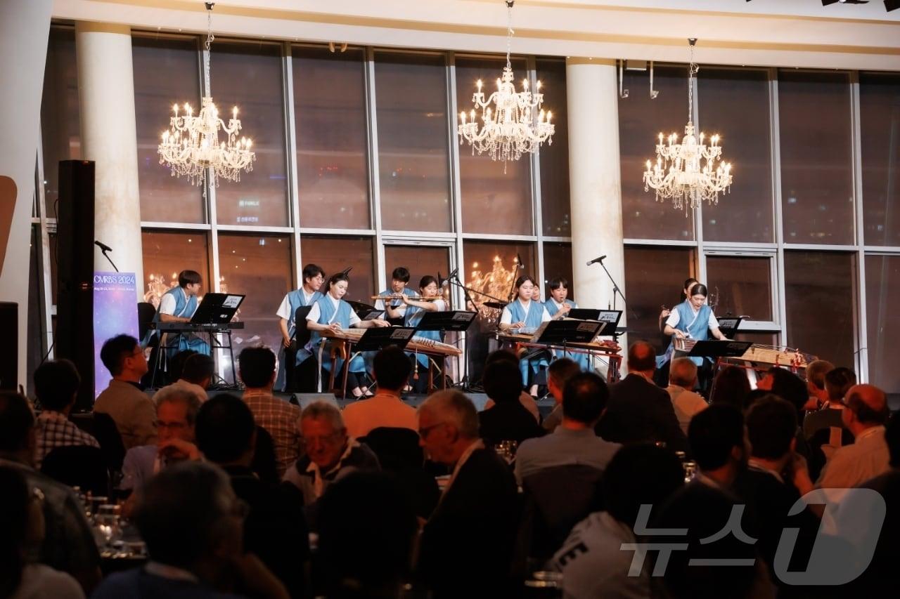 본문 이미지 -  30일 충북 충주시는 우륵국악단과 시립택견단이 국제 학술대회서 전통음악과 문화를 세계에 알렸다고 밝혔다. 우륵국악단 공연 모습.(충주시 제공)2024.8.30/뉴스1
