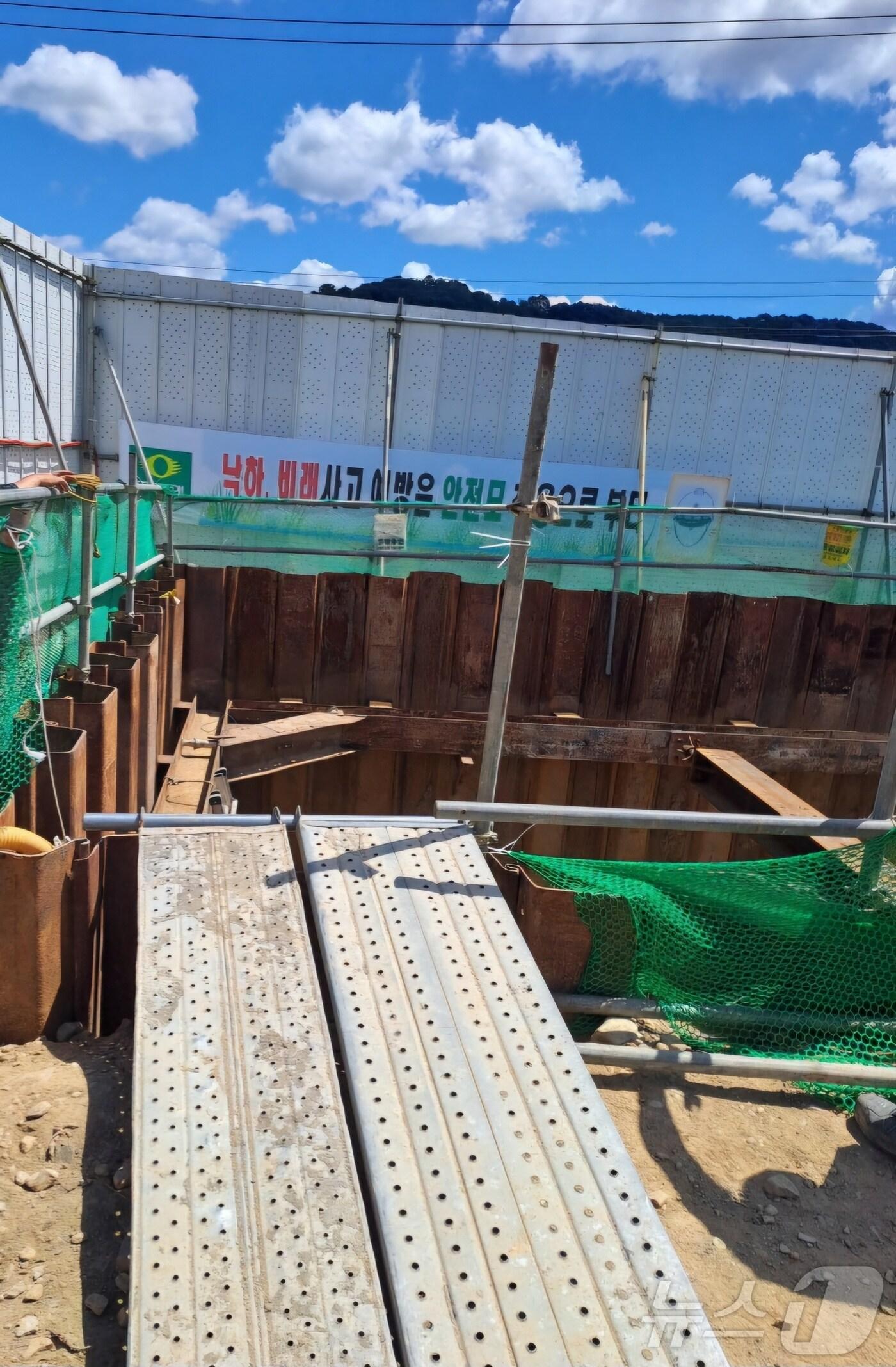 본문 이미지 - 30일 전북소방과 완주경찰서에 따르면 전날 오전 11시27분께 완주군 용진읍의 한 다리 공사 현장에서 근로자 A 씨&#40;70대&#41;가 약 4m 높이에서 떨어지는 사고가 발생했다.&#40;전북소방 제공&#41;2024.8.30/뉴스1