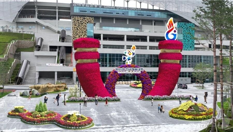 본문 이미지 - 김해종합운동장에 설치된 꽃 홍보 조형물.(김해시 제공)