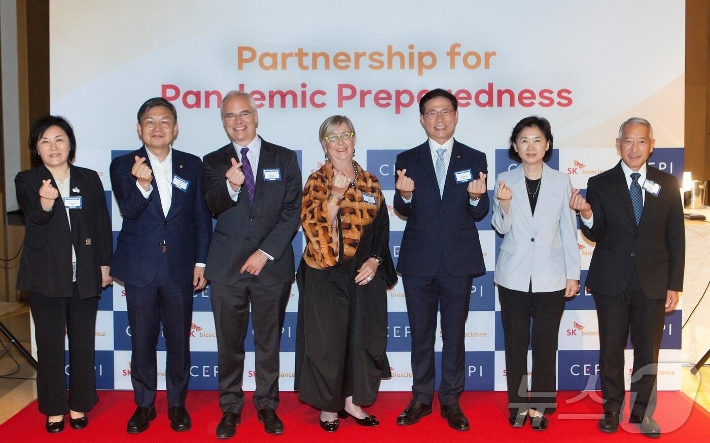 행사 주요 참석자들이 소중한 생명을 지키자는 의미로 손가락 하트 포즈와 함께 기념사진을 촬영하고 있다.(사진 왼쪽부터 정은영 보건복지부 보건산업정책국장, 김윤 의원(국회 보건복지위원), 리처드 해쳇 CEPI CEO, 제인 홀튼 CEPI 의장, 안재용 SK바이오사이언스 사장, 지영미 질병관리청장, 제롬킴 IVI 사무초장)/뉴스1 ⓒ News1