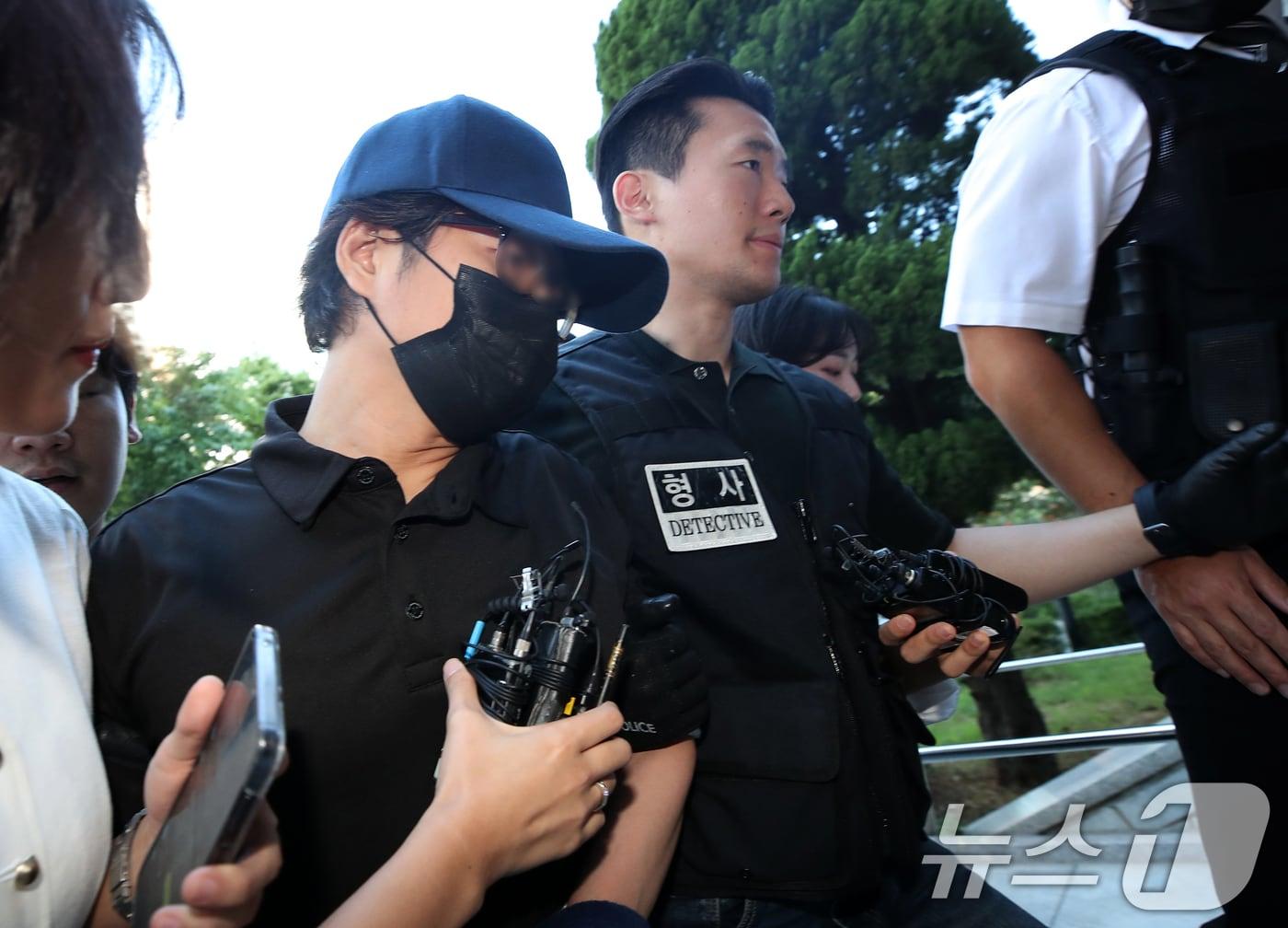 본문 이미지 - 가상자산 예치업체 하루인베스트 대표에게 법정에서 흉기를 휘두른 혐의로 체포된 50대 남성 A씨가 30일 오전 서울 양천구 서울남부지방법원에서 열린 구속 전 피의자 심문(영장실질심사)에 출석하고 있다. A씨는 '1조 원대 코인 출금 중단' 사건으로 손실을 본 투자자였던 것으로 알려졌다. 2024.8.30/뉴스1 ⓒ News1 오대일 기자