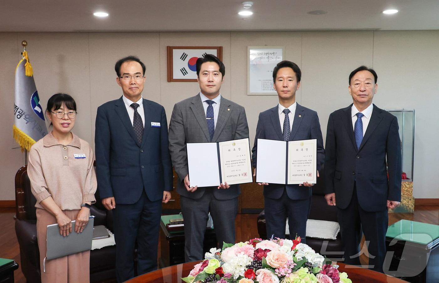 본문 이미지 - 설동호 대전교육감(오른쪽부터)이 법무법인 베스트로 고봉민 변호사와 법률사무소 진언 강재규 변호사를 ‘안심 변호사’로 위촉한 후 관계자들과 기념촬영을 하고 있다. (대전교육청 제공)/뉴스1