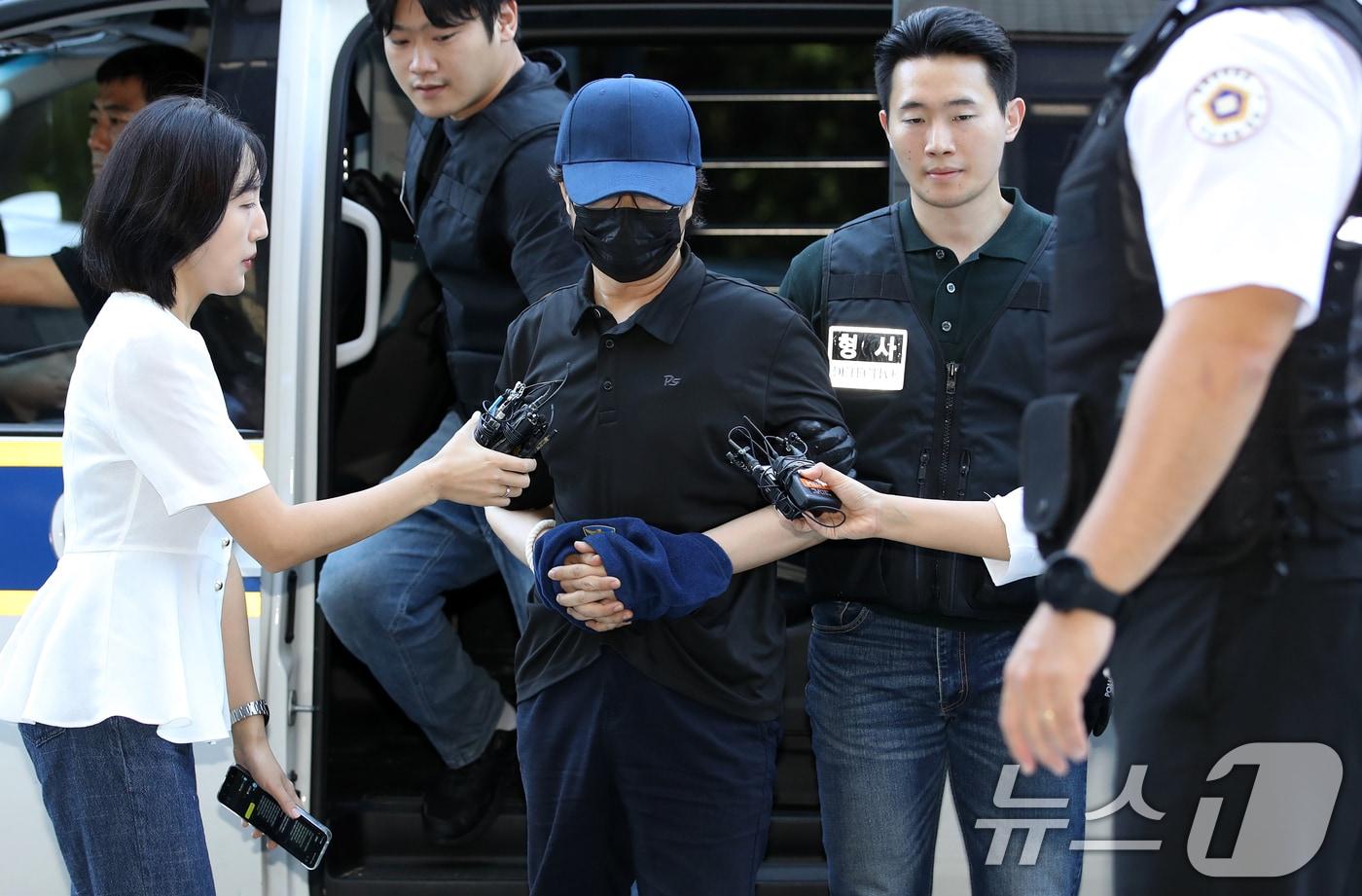 가상자산 예치업체 하루인베스트 대표에게 법정에서 흉기를 휘두른 혐의로 체포된 50대 남성 A씨가 30일 오전 서울 양천구 서울남부지방법원에서 열린 구속 전 피의자 심문&#40;영장실질심사&#41;에 출석하고 있다.  2024.8.30/뉴스1 ⓒ News1 오대일 기자