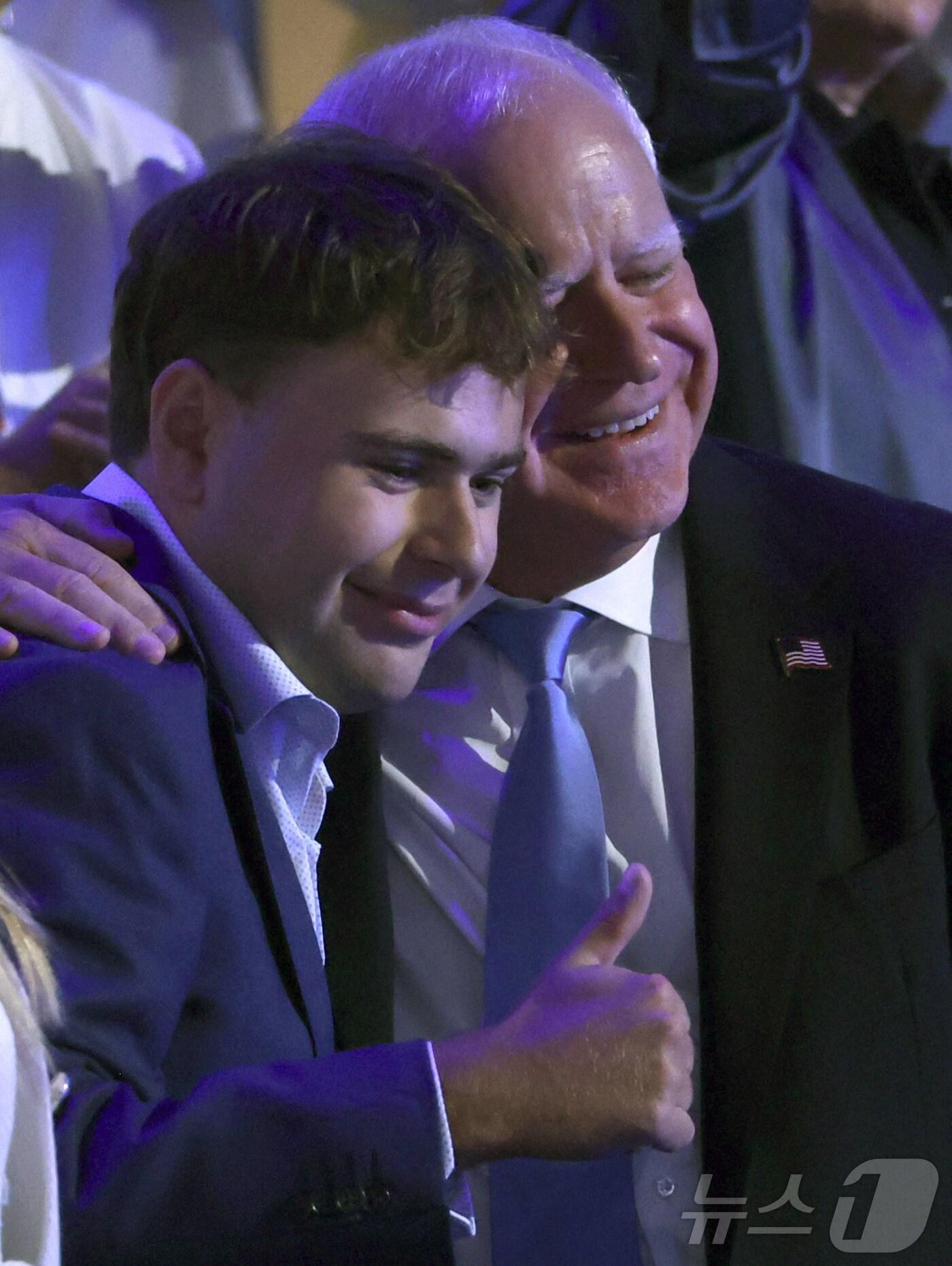 본문 이미지 - 22일(현지시간) 미국 일리노이주 시카고 유나이티드센터에서 민주당 전당대회(DNC)에 참석한 팀 월즈 부통령 후보자가 아들 거스를 껴안고 있다. 2024.08.22/ ⓒ 로이터=뉴스1 ⓒ News1 권진영 기자