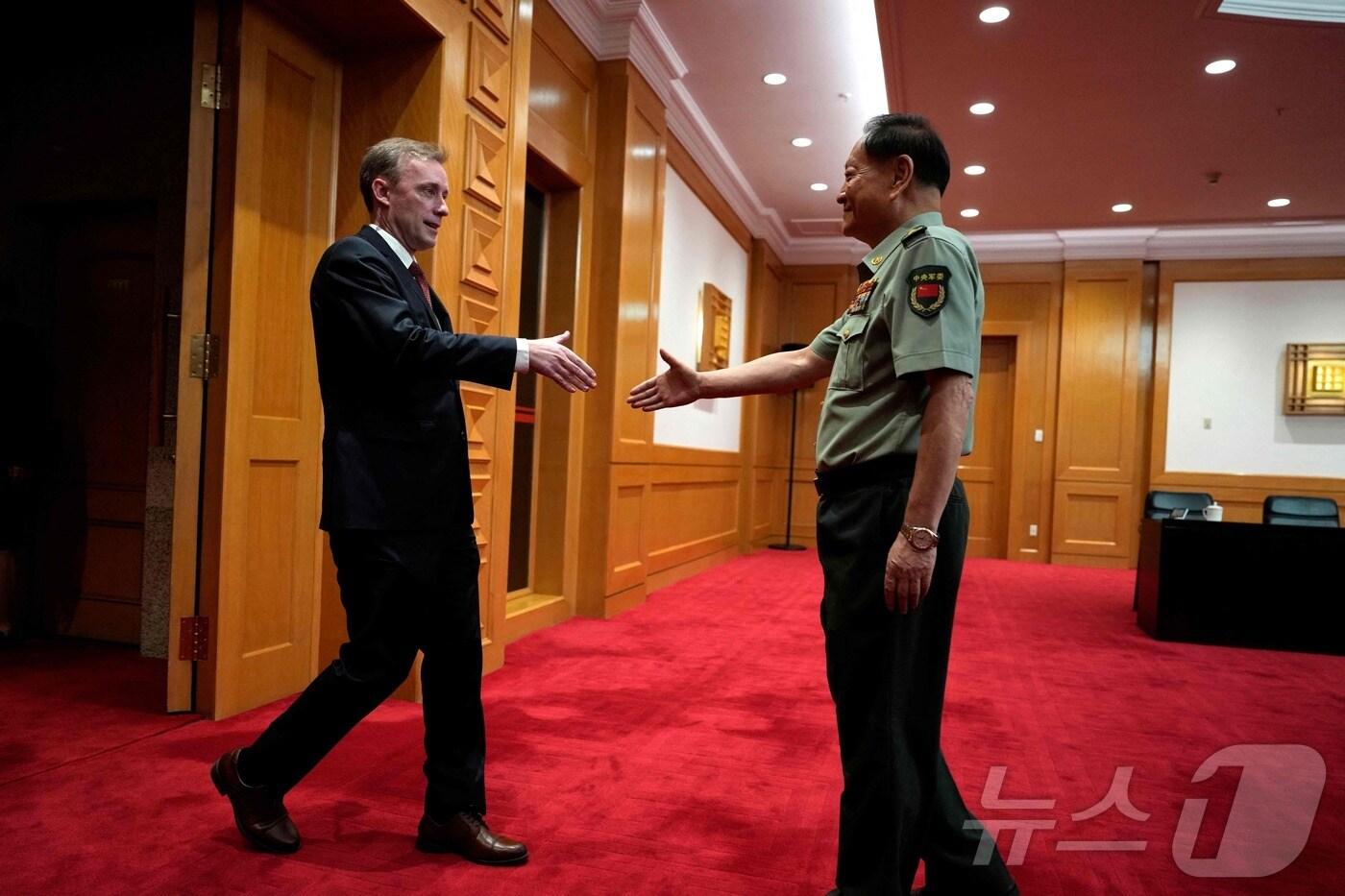 제이크 설리번 백악관 국가안보보좌관이 29일 (현지시간) 베이징에서 장여우샤 중국 중앙군사위원회 부주석과 악수를 하고 있다. 2024.08.30 ⓒ AFP=뉴스1 ⓒ News1 우동명 기자
