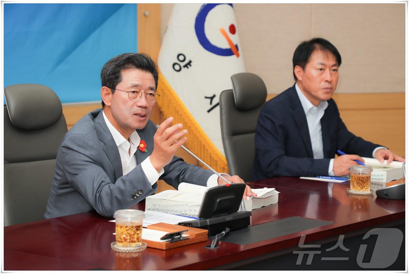 본문 이미지 - 정인화 시장이  '2025년 주요업무 추진계획 보고회'를 주재하고 있다(광양시 제공)2024.8.30/