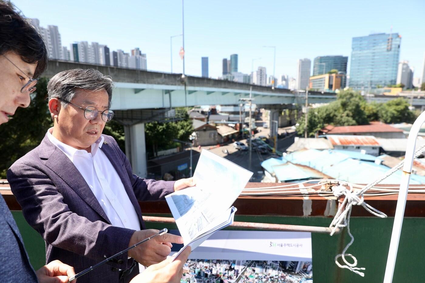 김헌동 SH공사 사장(오른쪽)이 임시 이주 단지가 들어설 영등포 고가 인근을 점검하고 있다(SH공사 제공).