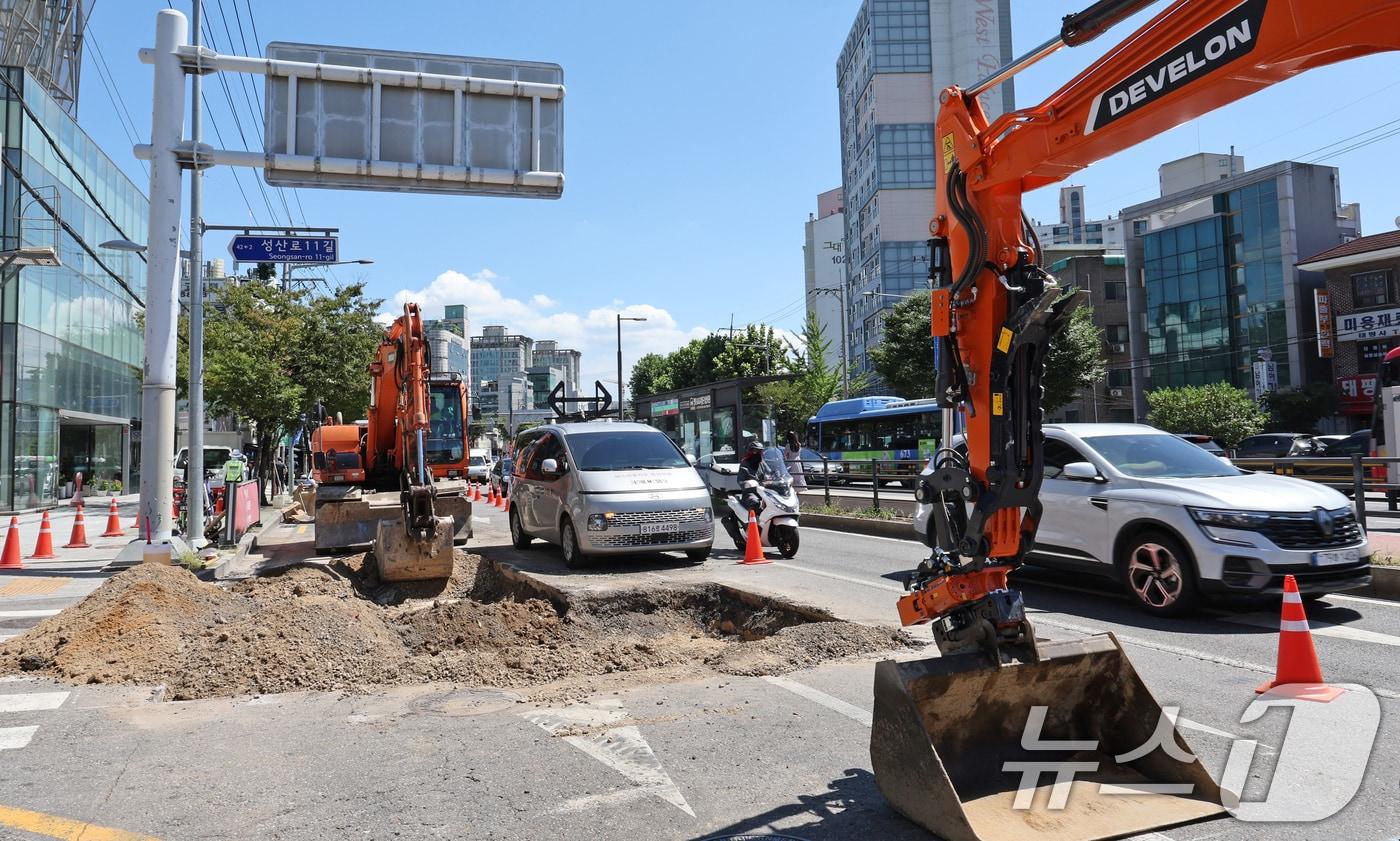 서울 서대문구 연희동 성산로 도로 복구가 진행 중이다. (사진은 기사 내용과 무관함) / 뉴스1 ⓒ News1