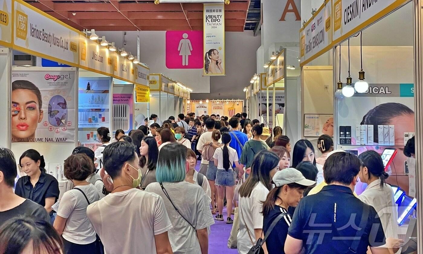 본문 이미지 - 지난 16~19일 킨텍스 주관으로 대만에서 열린 ‘2024 K-뷰티엑스포 대만’ 전시장. (킨텍스 제공)