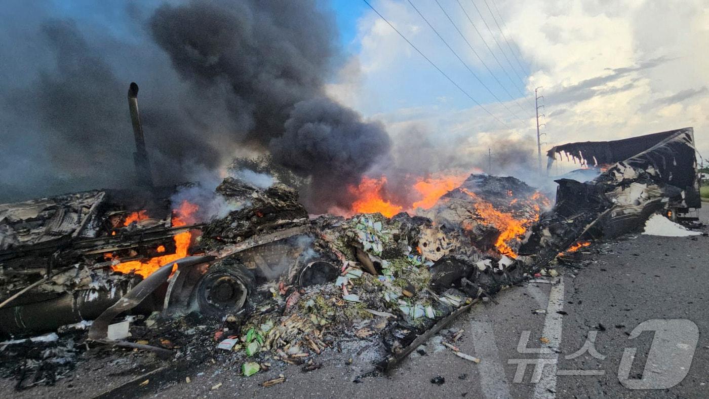 29일 시날로아 마약 카르텔과 총격전이 벌어진 멕시코 시놀로아주 쿨리아칸 인근 고속도로가 불탄 차량들과 바리케이트 등으로 전쟁터를 방불케하는 폐허로 변했다. 시날로아 카르텔은 미국 유통 마약의 65%를 제조하고 특히 좀비 마약 펜타닐의 주 공급책으로 알려져 있다. 마약과의 전쟁중인 멕시코 중앙 정부는 군 200여명을 투입, 현지 사법당국과 협력해 카르텔 소탕 작전을 전개중이다. 2024.08.30 ⓒ AFP=뉴스1 ⓒ News1 권진영기자
