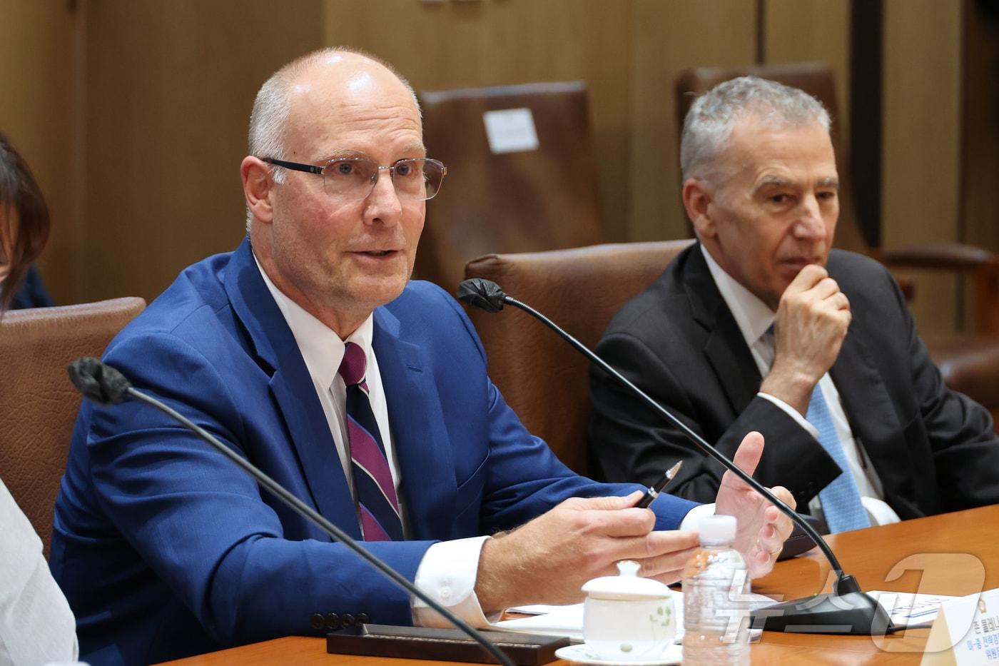 존 물레나 미중전략경쟁특별위원회 위원장이 2024년 8월 30일 서울 여의도 국회에서 우원식 국회의장을 접견하고 있다. 오른쪽은 필립골드버그 주한미국대사. &#40;공동취재&#41; 2024.8.30/뉴스1 ⓒ News1 안은나 기자