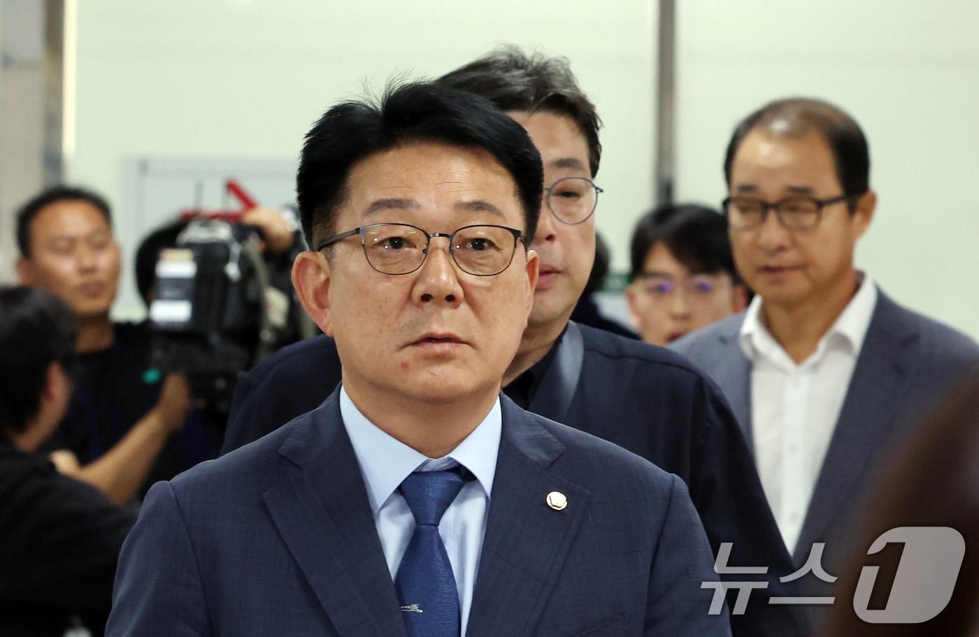 본문 이미지 - 허종식 더불어민주당 국회의원과 이성만 전 더불어민주당 국회의원이 30일 서울 서초구 서울중앙지방법원에서 열린 '민주당 돈 봉투 수수' 1심 선고를 마치고 이동하고 있다. 이날 선고에서 허종식 더불어민주당 국회의원과 이성만 전 더불어민주당 국회의원, 윤관석 전 더불어민주당 국회의원은 징역형 집행유예를 받았다. 2024.8.30/뉴스1 ⓒ News1 김명섭 기자