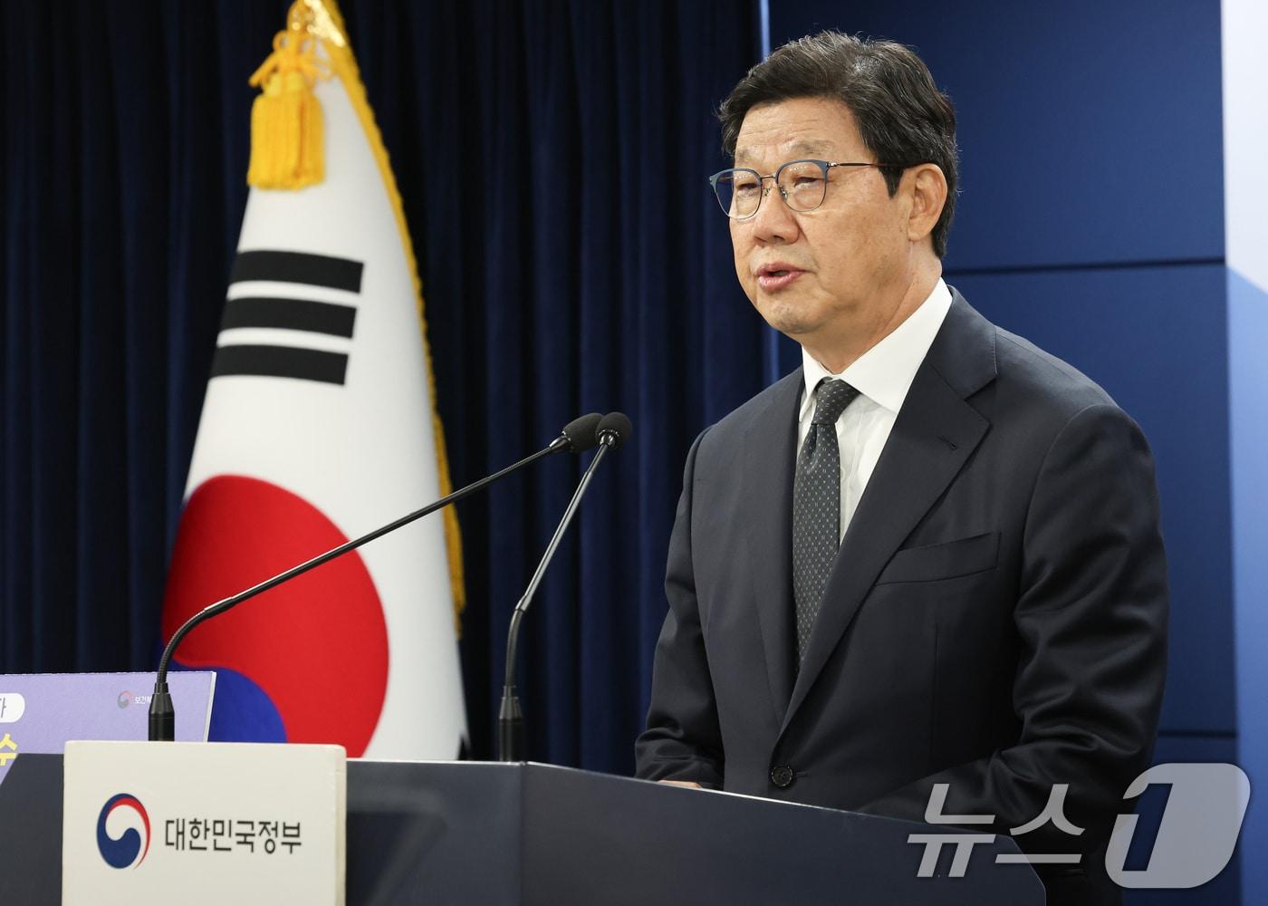 본문 이미지 - 노연홍 의료개혁특별위원회 위원장이 30일 서울 종로구 정부서울청사에서 열린 제6차 의료개혁특별위원회 회의 브리핑에서 의료개혁 1차 실행방안을 발표하고 있다. 2024.8.30/뉴스1 ⓒ News1 허경 기자