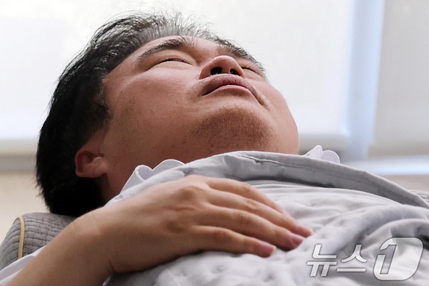 본문 이미지 - 임현택 대한의사협회장이 30일 서울 용산구 대한의사협회 1층 로비에서 의료 대란 관련 대통령과 국회의 결단을 촉구하는 단식투쟁을 이어가고 있다. 2024.8.30/뉴스1 ⓒ News1 황기선 기자