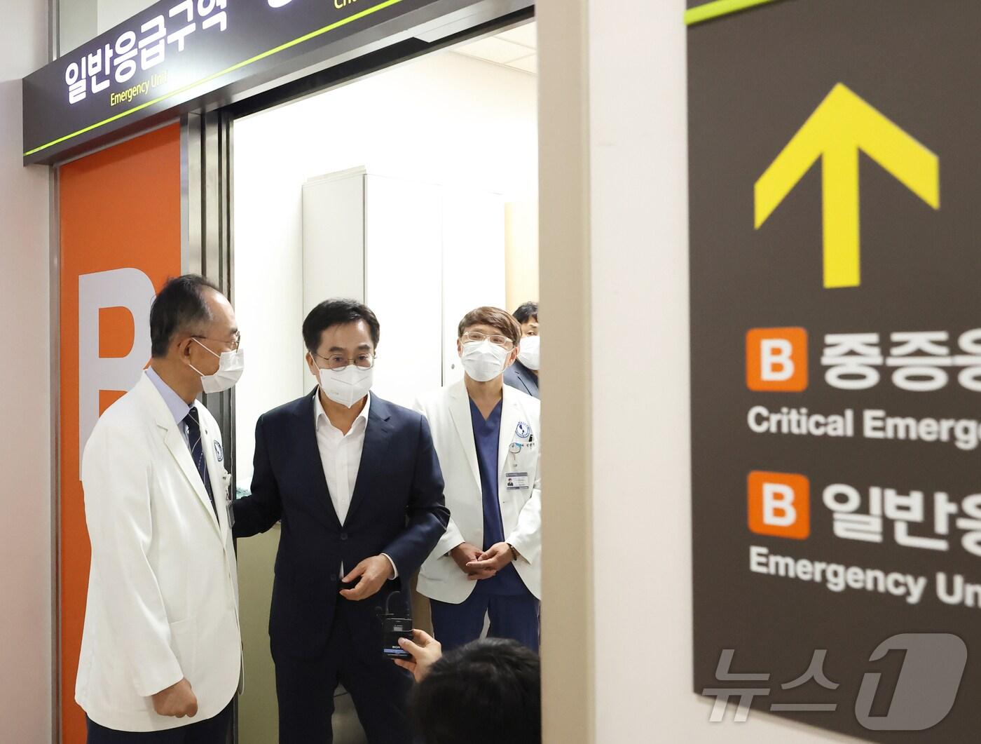 본문 이미지 - 30일 오후 김동연 경기도지사가 아주대학교병원을 방문해 의료현안과 관련한 현장간담회를 하고있다.