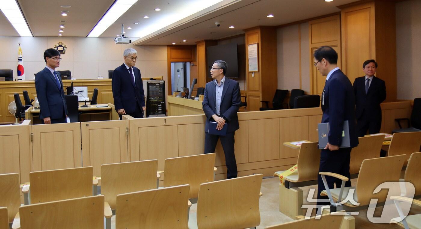 본문 이미지 - 천대엽 법원행정처장이 30일 ‘재판중 피습’ 사건이 일어난 양천구 서울남부지법을 방문해 현장을 살펴보며 대책마련을 하고 있다. (대법원 제공)2024.8.30/뉴스1