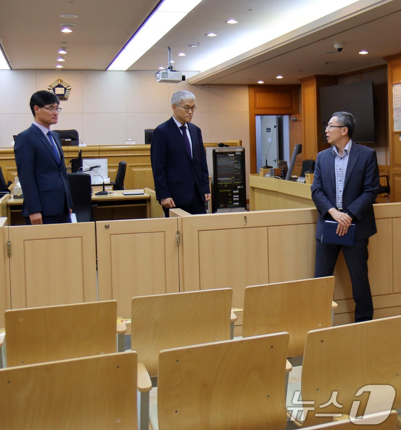 본문 이미지 - 천대엽 법원행정처장(가운데)이 30일 ‘재판중 피습’ 사건이 일어난 양천구 서울남부지법을 방문해 현장을 살펴보며 대책마련을 하고 있다. (대법원 제공)2024.8.30/뉴스1