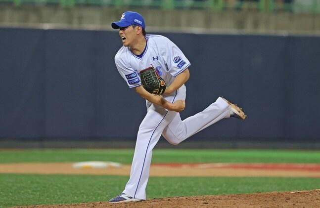 본문 이미지 -  삼성 김재윤이 8월20일 포항 두산전에서 9회 마운드에 올라 투구하고 있다. (삼성 라이온즈 제공)