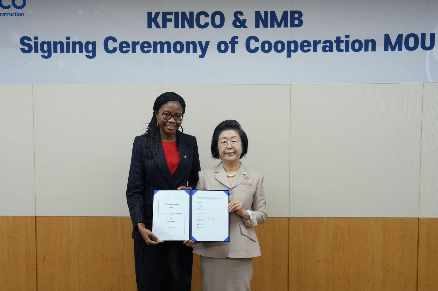 이은재 이사장(오른쪽)이 루스 자이푸나 NMB은행 CEO와 상호협력MOU 체결 후 기념 촬영을 하고 있다.(전문건설공제조합 제공)