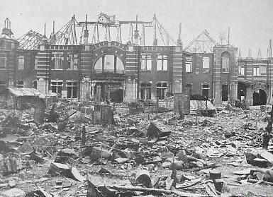 본문 이미지 - 간토 대지진 당시 파괴된 기차역. (출처: Unknown author, 흑백사진(1923), Wikimedia Commons, Public Domain)