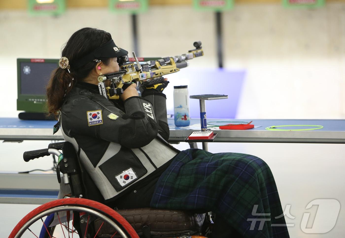 여자 사격 이윤리(완도군청)가 30일(한국시간) 열린 2024 파리 래럴림픽 사격 여자 10m 공기소총 입사(스포츠등급 SH1)에서 은메달을 수확했다. (공동취재단)
