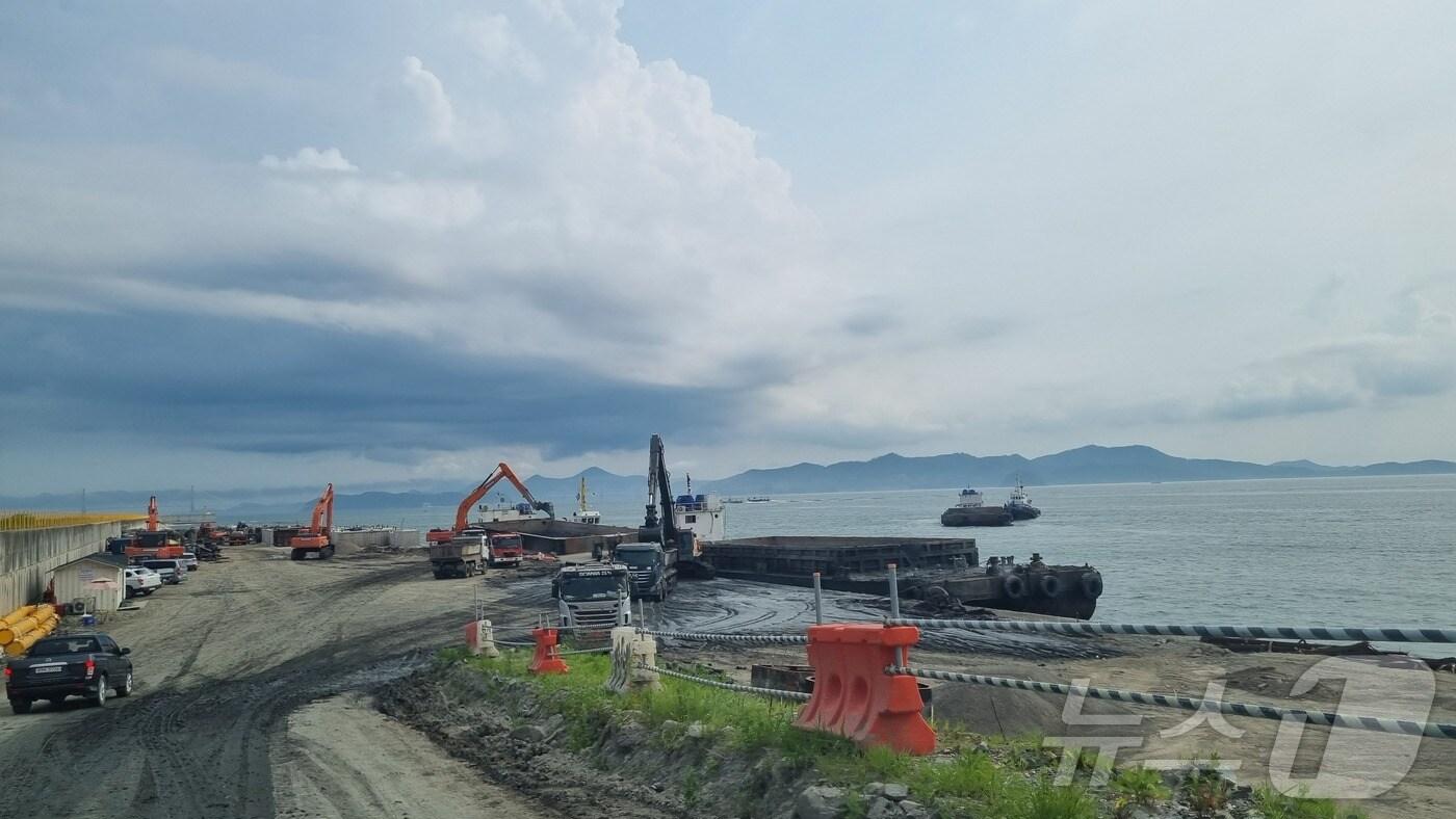 부산 신항만 투기장 건설 현장.(남해해경청 제공)