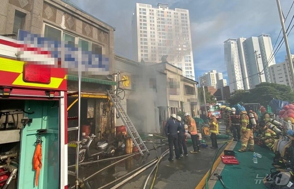 본문 이미지 - 30일 오후 부산 영도구 한 건물에서 불이 나 소방대원들이 진화작업을 벌이고 있다. (부산소방재난본부 제공)