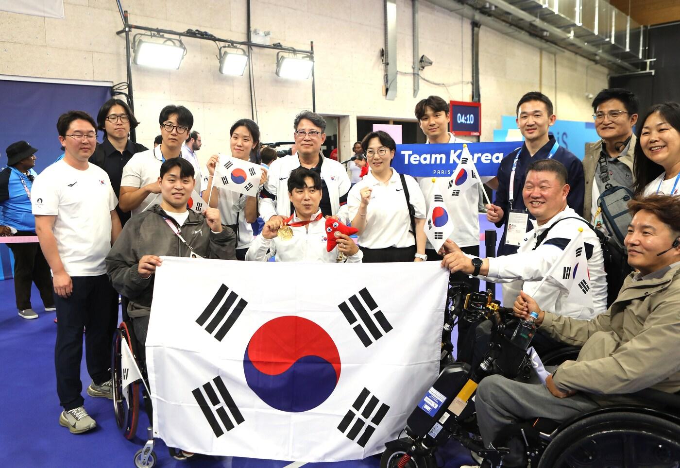 본문 이미지 - 2024 파리 패럴림픽을 찾아 사격 선수단을 응원한 유연수(앞줄 왼쪽 첫번째). (대한장애인체육회 제공)