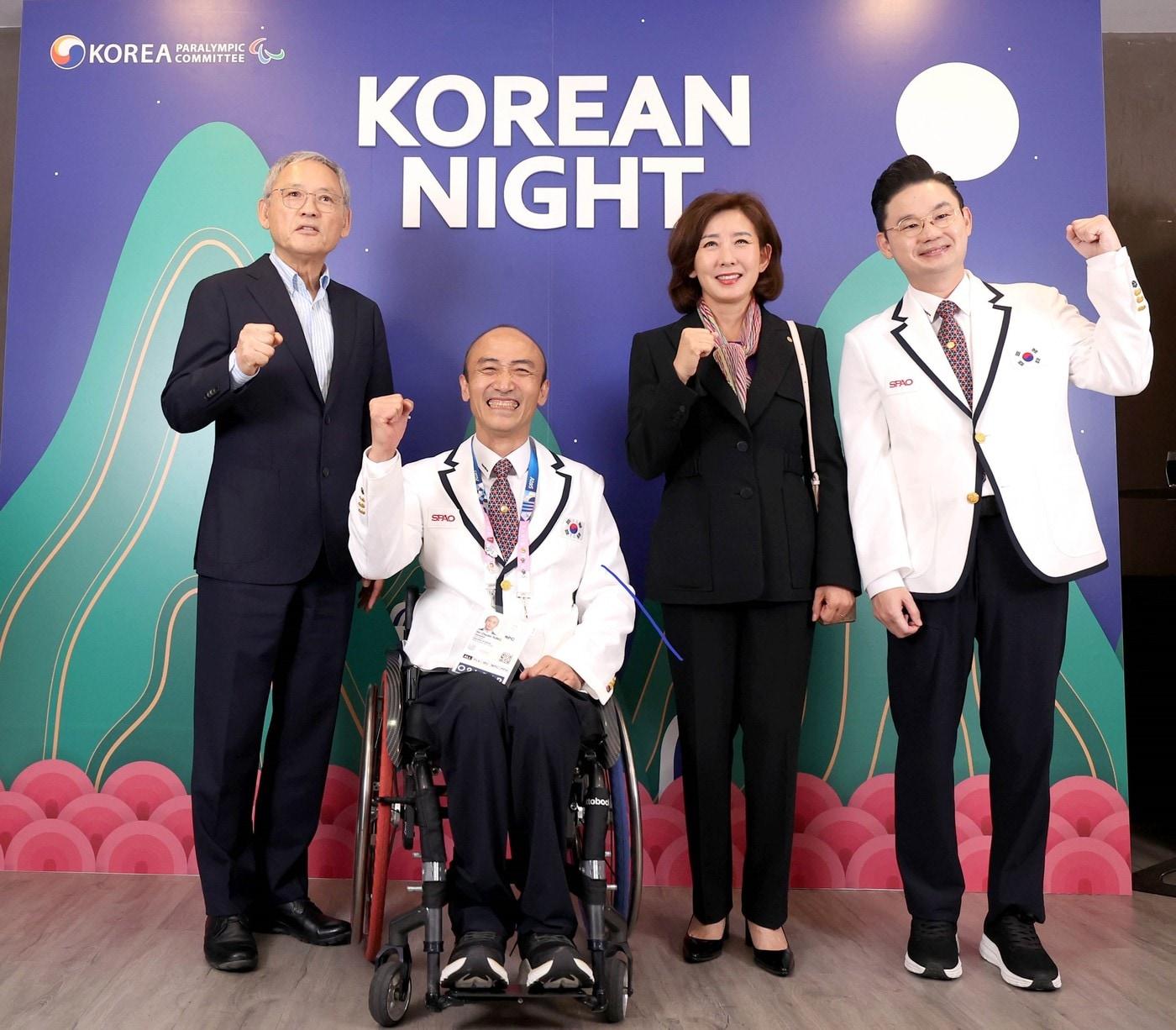 본문 이미지 - 대한장애인체육회가 진행한 '대한민국의 밤'에 참석한 유인촌 문화체육관광부장관, 정진완 대한장애인체육회 회장, 나경원 국민의힘 국회의원, 배동현 선수단장(왼쪽부터) (대한장애인체육회 제공)