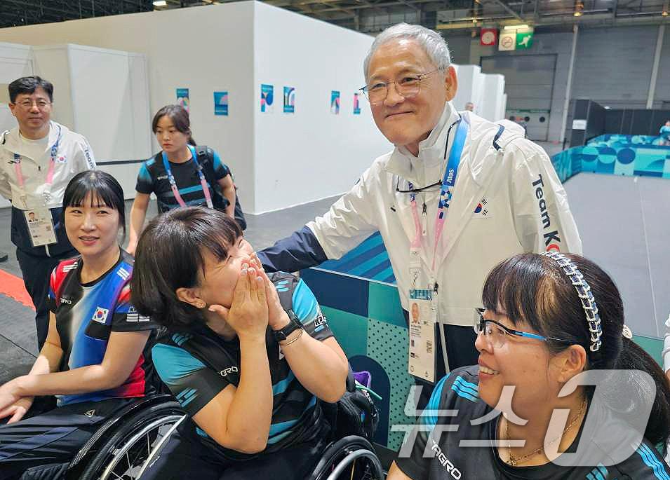 본문 이미지 - 유인촌 문화체육관광부 장관이 29일&#40;현지시간&#41; 프랑스 파리 아레나 파리 수드에서 파리패럴림픽 대한민국 탁구대표팀을 격려하고 있다.&#40;문화체육관광부 제공&#41; 2024.8.31/뉴스1 ⓒ News1 민경석 기자