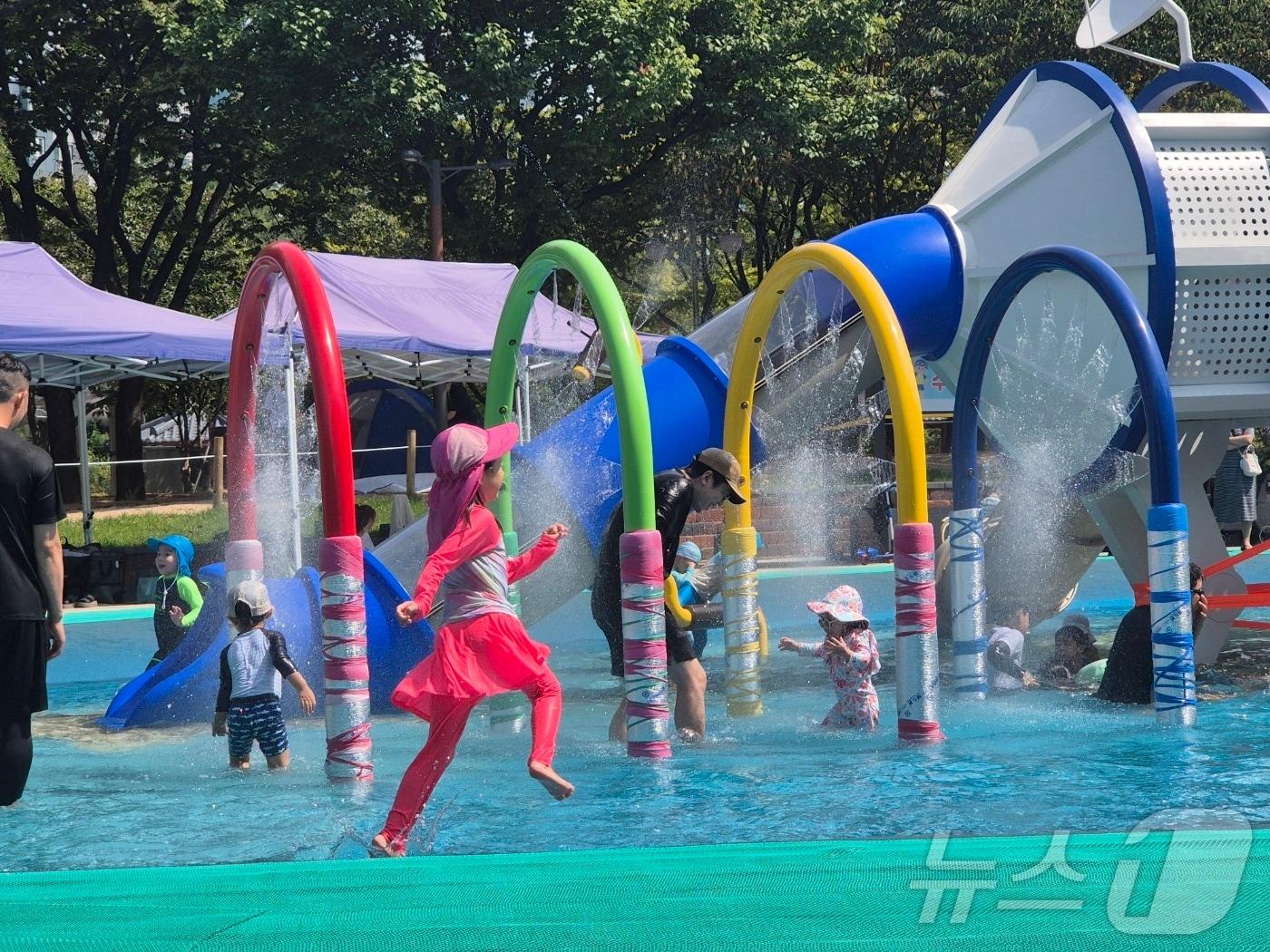본문 이미지 - 8월31일 인천 계양구 오조산근린공원을 찾은 아이들이 물놀이를 하며 더위를 잊고 있다.2024.08.031.이시명기자/뉴스1