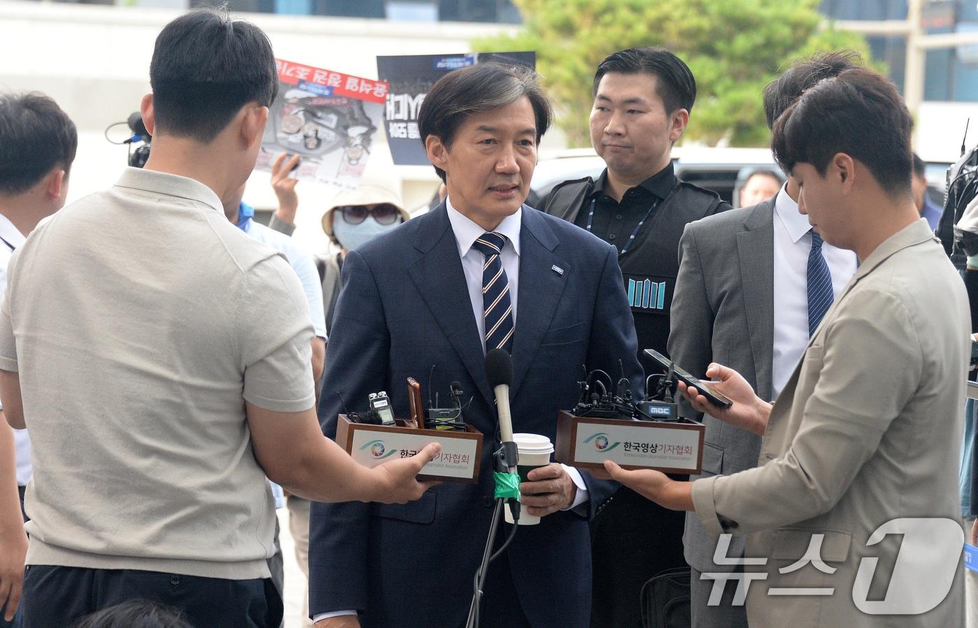 본문 이미지 - 조국 조국혁신당 대표가 31일 오전 전북자치도 전주시 전주지검에 참고인 신분으로 출석해 취재진의 질문에 답하고 있다. 2024.8.31/뉴스1 ⓒ News1 유경석 기자