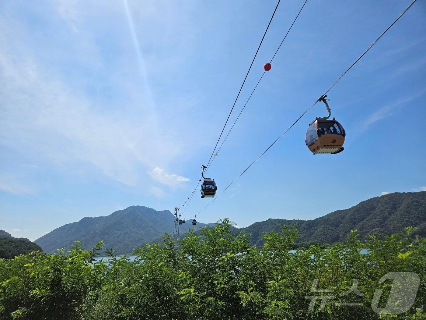 본문 이미지 - 31일 오후 강원 춘천 삼천동 삼악산 주변에서 관광객들이 케이블카를 타고 이동하고 있다. 2024.831 한귀섭 기자