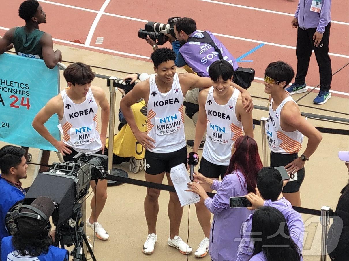 본문 이미지 - 김정윤, 나마디 조엘진, 김동진, 황의찬(왼쪽부터)이 31일(한국시간) 페루 리마에서 열린 2024 세계주니어육상선수권 남자 400m 계주 예선 1조에서 1위로 결선 진출을 확정한 뒤 활짝 웃고 있다. (대한육상연맹 제공)