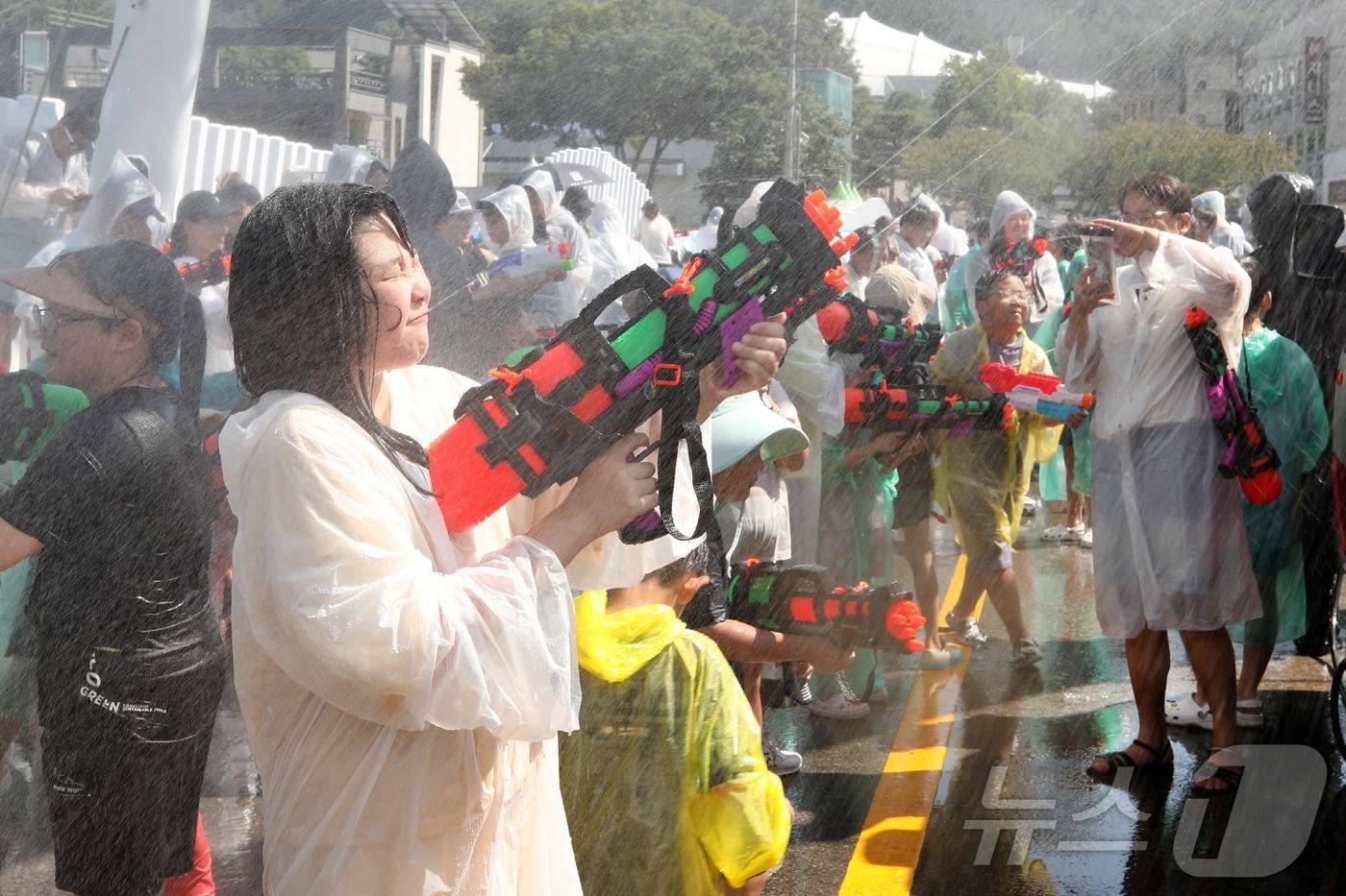 본문 이미지 - 제28회 무주반딧불축제가 31일 개막한 가운데 오후 2시 전북 무주군 남대천일원에서 진행된 '물벼락페스터벌'에서 참가자들이 물총으로 시원한 물줄기를 쏘고 있다.(무주군 제공) ⓒ News1 장수인 기자